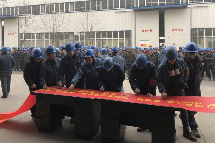 工人在橫幅標語上莊嚴簽字_副本.jpg 工人在橫幅標語上莊嚴簽字_副本.jpg